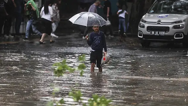 Ankara'da Yağışlı Hava ve Fırtına Etkili Oluyor