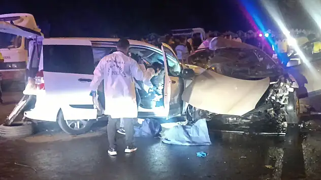 Anne ve çocukları can verdiği feci kaza: 5 ölü, 2 yaralı!