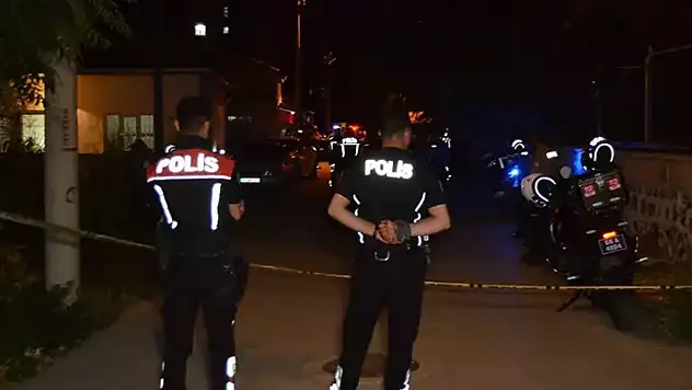 Annesi, kardeşi ve komşusunu tabancayla vurup, intihara kalkıştı