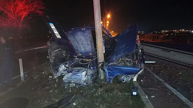 Aydınlatma direğine çarpanaraç hurdaya döndü