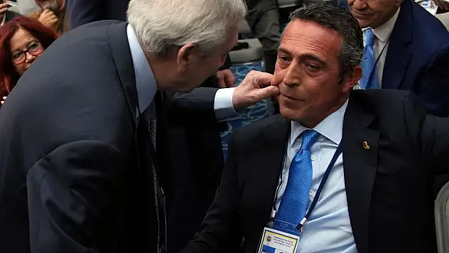 Aziz Yıldırım Divan Kurulu'nda Ali Koç'un yanağını sıktı