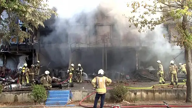 Bağcılar İSTOÇ'ta yangın: 17 işyeri yandı