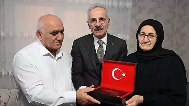 Bakan Uraloğlu'ndan şehit ailesine ziyaret