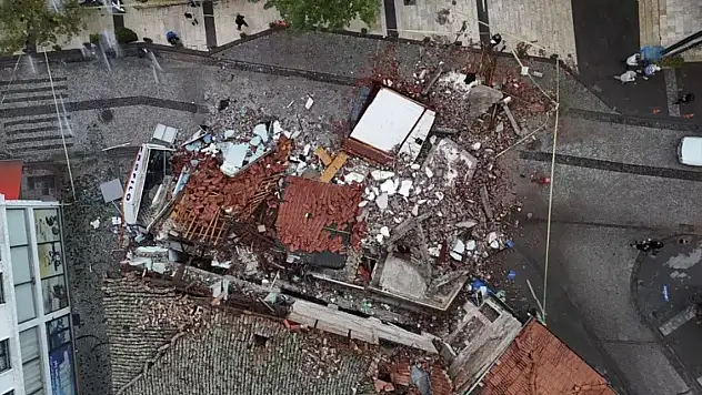 Balıkesir Sındırgı'da depremde yıkılan ve hasar gören binalar böyle göründü! Bölgede okullar tatil edildi