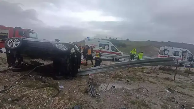 Bariyerlere çarpan otomobilin sürücüsü ile yanındaki eşi öldü