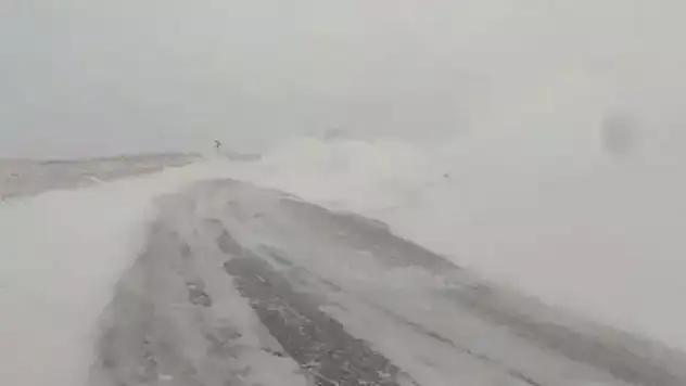 Bayburt- Erzurum kara yoluna çığ düştü