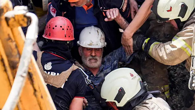 Bayrampaşa'da göçük altında kalan işçi sağ olarak kurtarıldı