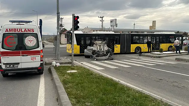 Belediye otobüsü ile otomobil çarpıştı: 9 yaralı