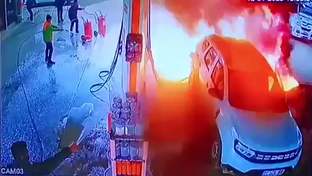 Benzin İstasyonunda Yakıt Doldurulan Otomobil Alev Aldı