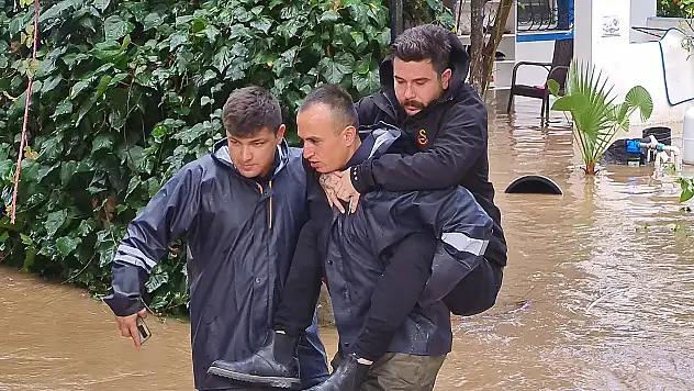 Bodrum'da dere taştı, 4 kişi mahsur kaldı