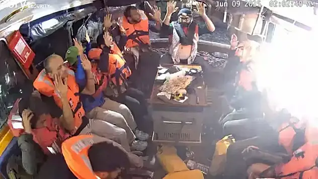 Büyükelçilik Yetkilileri, 'Madleen'deki Türk Vatandaşlarla Görüştü