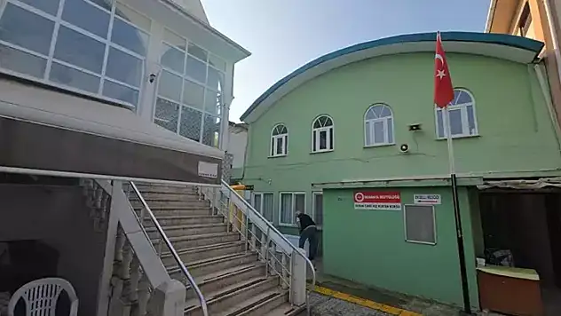 Caminin kadınlar tuvaletinde erkek cesedi bulundu