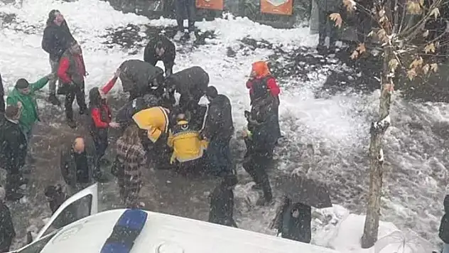 Çatıdan üzerine kar kütlesi düşen kadın öldü