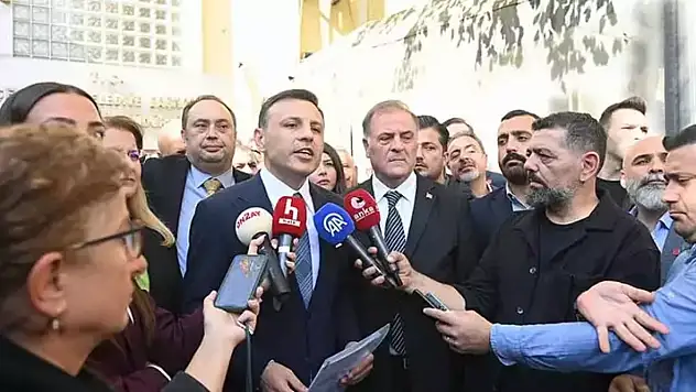 CHP İstanbul İl Başkanı seçilen Özgür Çelik mazbatasını aldı