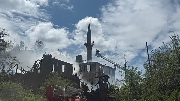 Çıkan yangında 2 ahşap ev ve 1 cami küle döndü