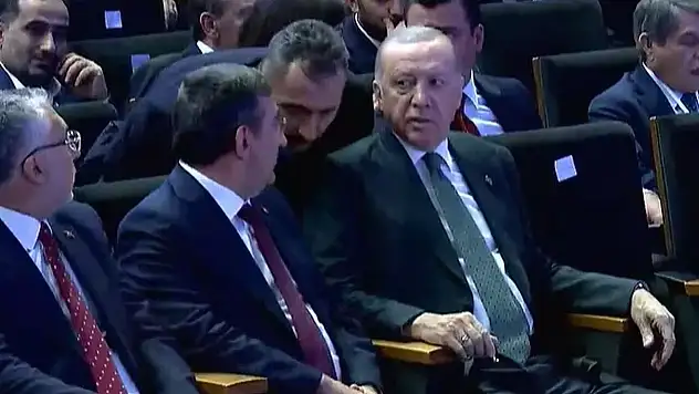 Cumhurbaşkanı Erdoğan'a telefon geldi, salondan ayrıldı! Erdoğan kiminle görüştü?