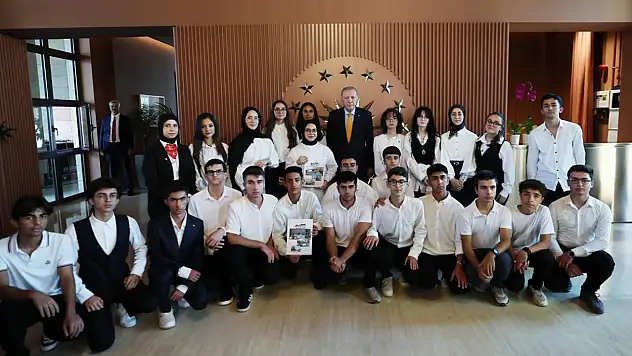 Cumhurbaşkanı Erdoğan, Ahlat'ta öğrencileri kabul etti