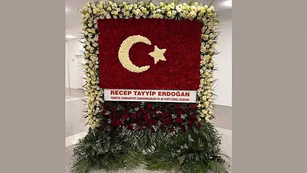 Cumhurbaşkanı Erdoğan'dan MHP'ye Türk bayraklı Kutlama Çiçeği