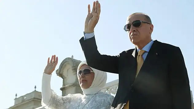 Cumhurbaşkanı Erdoğan, İstanbul Boğazı'ndan Geçen Türk Donanmasını Selamladı