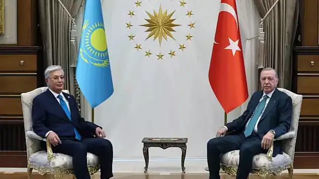 Cumhurbaşkanı Erdoğan, Kazakistan Cumhurbaşkanı Tokayev'i resmi törenle karşıladı