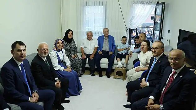 Cumhurbaşkanı Erdoğan, Malatya'da Depremzede Bir Aileyi Ziyaret Etti