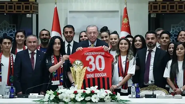 Cumhurbaşkanı Erdoğan, Yüksekovaspor Kadın Takımı'nı kabul etti