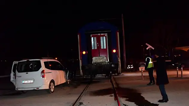 Demiryolundan geçmek isteyen araç Doğu Ekspresiyle burun buruna geldi