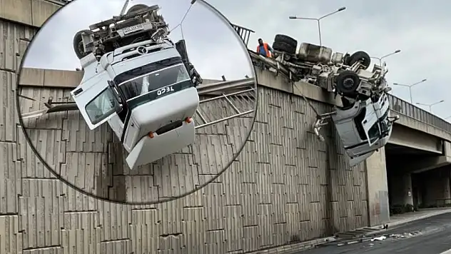 Devrilen  tırın kupası viyadükte asılı kaldı