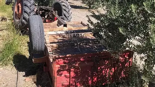 Devrilen traktörün sürücüsü öldü