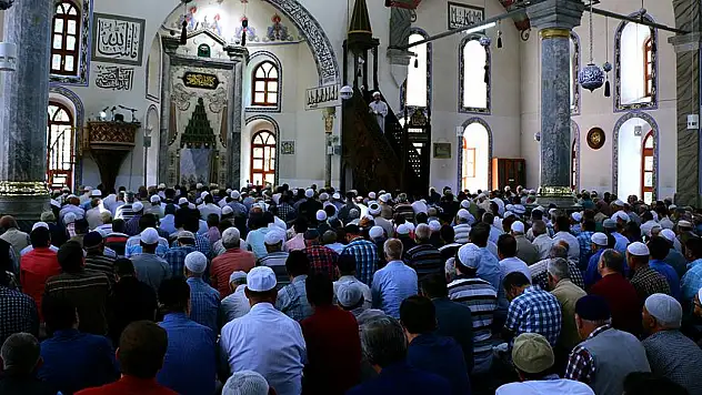 Diyanet'in Cuma hutbesi: 'Zinaya giden yollar meşrulaştırılmaya çalışılmamalı'