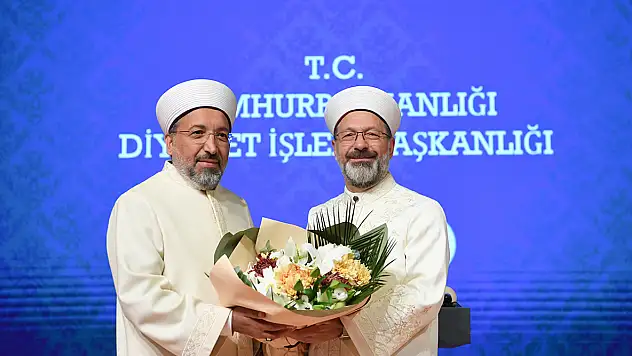 Diyanet İşleri Başkanlığı'nda devir teslim töreni: Ali Erbaş Safi Arpaguş'a cübbe giydirdi