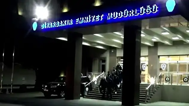 Diyarbakır'da gece alarmı! Emniyet Müdürlüğü önünde patlayıcı atıldı