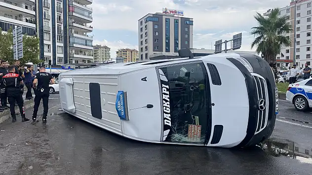 Diyarbakır'da Otomobil ile Minibüs Çarpıştı! Yaralılar Var