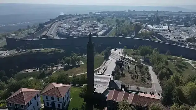 Diyarbakır'da, surlardan düşen Zeynep Nursima'dan hayatını kaybetti!