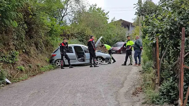 'Dur' ihtarına uymayıp kaza yapan sürücü yaya olarak kaçmaya çalıştı