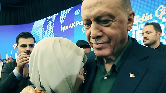 Emine Erdoğan, eşini dinlerken göz yaşlarını tutamadı