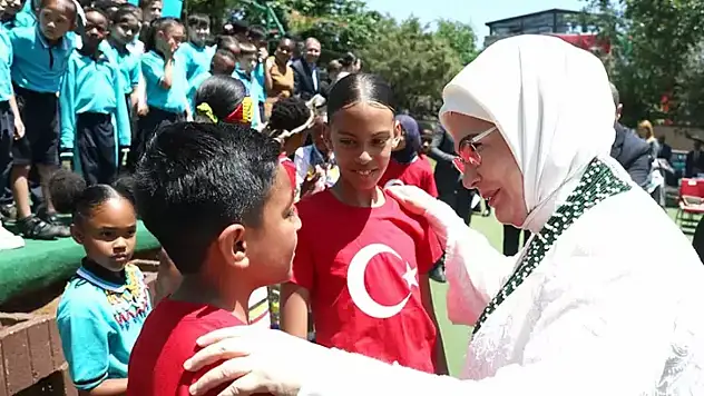 Emine Erdoğan, Güney Afrika'da Uluslararası Maarif Okulu'nu ziyaret etti