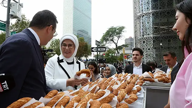 Emine Erdoğan, New York'ta kurulan simit standına ziyarette bulundu