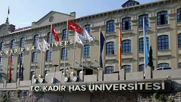 Erdoğan'ın Başdanışmanı Saral'dan Kadir Has Üniversitesi'nde Mescide Ayakkabıyla Girilmesine Tepki