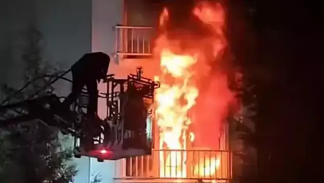 Evde çıkan yangında 1'i çocuk 3 kişi dumandan etkilendi