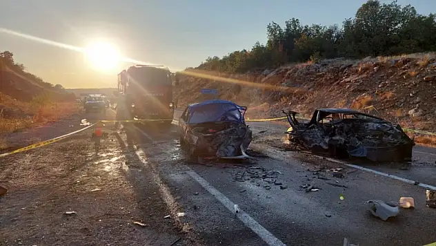 Feci Kaza! Kafa Kafaya Çarpışan İki Otomobil Alev Aldı 3 Ölü, 5 Yaralı