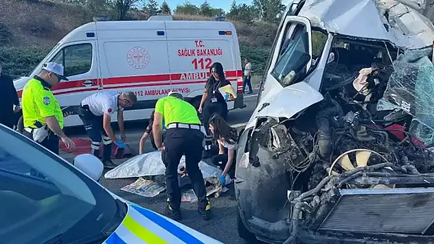 Feci Kaza Servis Minibüsü Kamyona Arkadan Çarptı