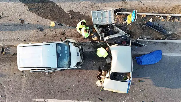 Feci kazada hurdaya dönen araçta bir çift hayatını kaybetti