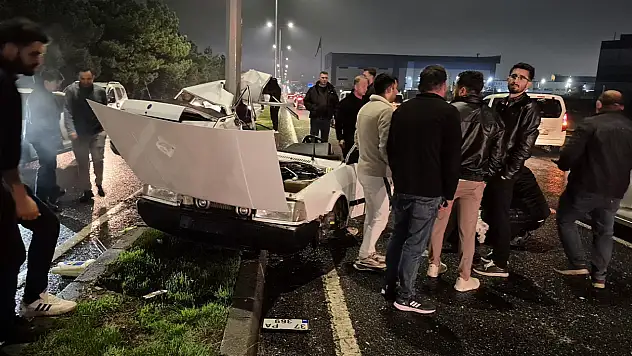 Feci Kazada Otomobil Ortadan İkiye Ayrıldı