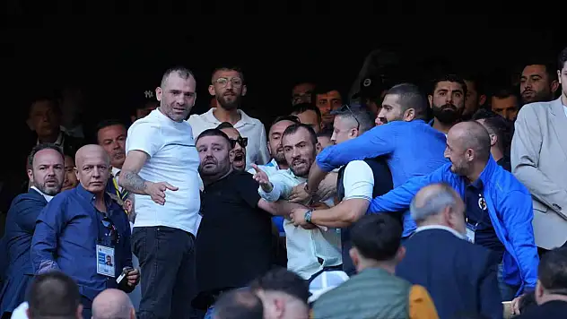 Fenerbahçe seçiminde tribünlerde gerginlik