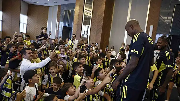 Fenerbahçeli futbolcular, Ankara'da çocuklarla buluştu