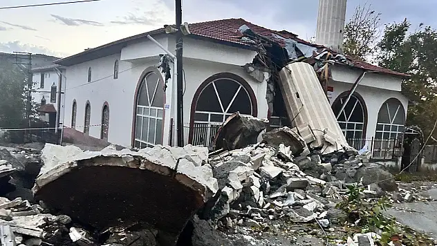 Fırtına Minareyi Yıktı Cemaat Ölümden Döndü
