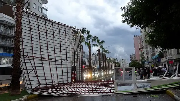 Fırtına tonlarca ağırlıktaki çatıyı karayoluna savurdu