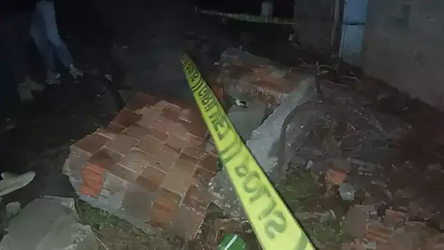 Fırtınada üzerine devrilen duvarın altında can verdi