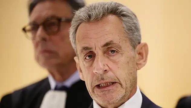 Fransa'nın eski Cumhurbaşkanı Sarkozy cezaevine girecek